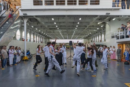 Από το πολυθέαμα-πολυακρόαμα «(Ολα)ν όσα αφήνουμε πίσω < για ένα αύριο που δε θα έρθει ποτέ»